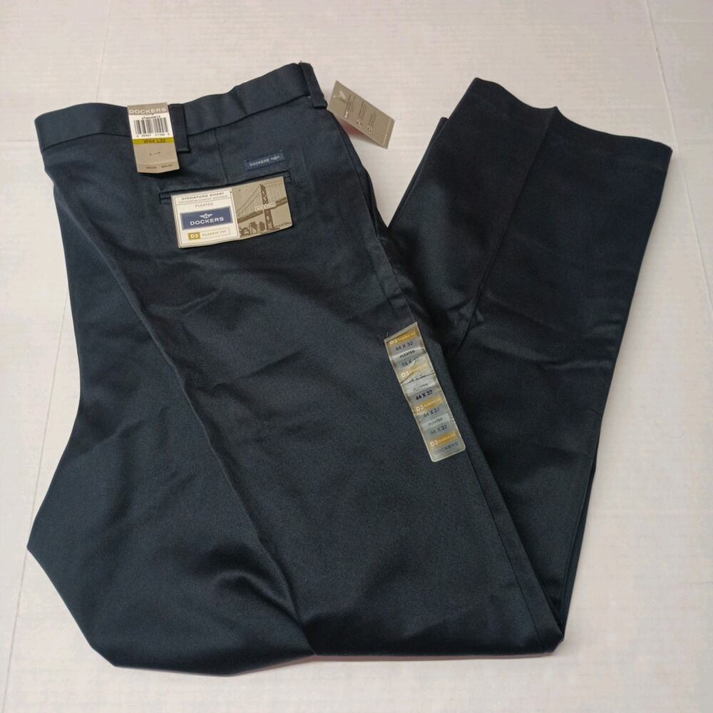 Dockers Signature Khakis Men's 44x32 Black Classic Fit Pleated Comfort Waistband